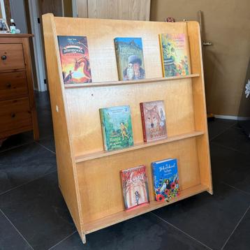 Handige Boekenkast & Opberkast (op wieltjes) beschikbaar voor biedingen