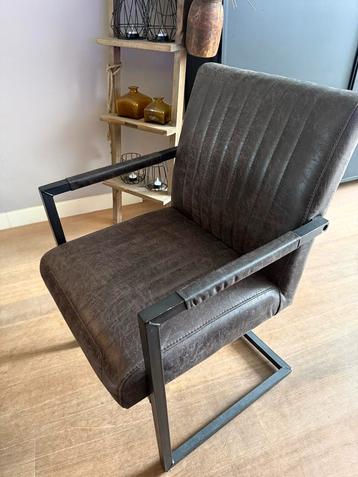 6 bruine leren stoelen beschikbaar voor biedingen
