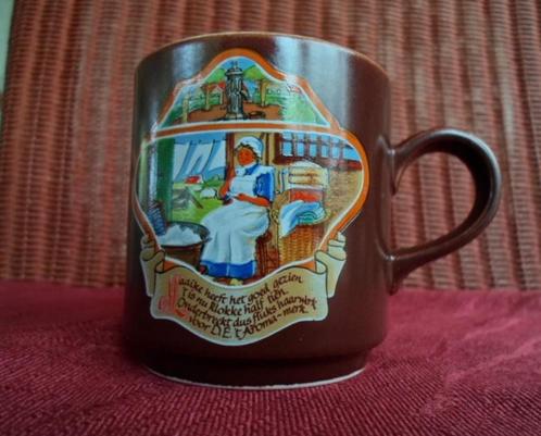 2 Mokken Douwe Egberts. Jaren '70., Huis en Inrichting, Keuken | Servies, Zo goed als nieuw, Overige stijlen, Aardewerk, Ophalen of Verzenden