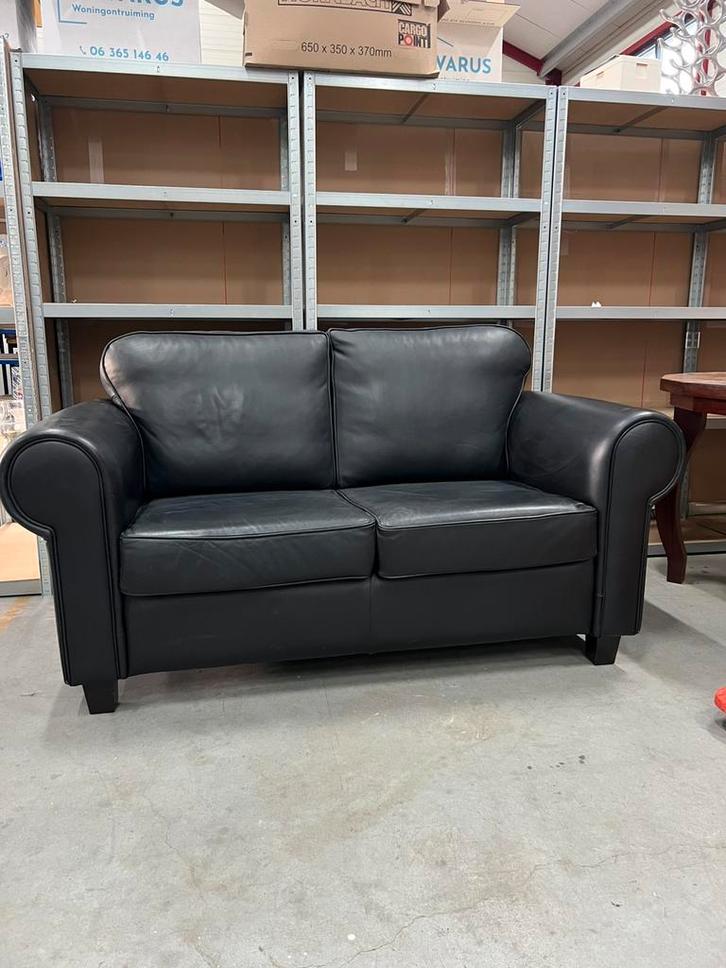 Zwarte leren 2-zits bank – stevig & netjes, Huis en Inrichting, Banken | Complete zithoeken, Zo goed als nieuw, Ophalen of Verzenden
