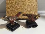 Twee Rode Cloissonne Emaille Vogels op Houten Voetstuk, Antiek en Kunst, Ophalen of Verzenden