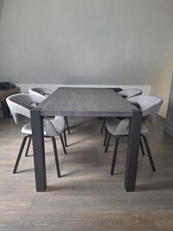 Eetkamertafel met stoelen. beschikbaar voor biedingen