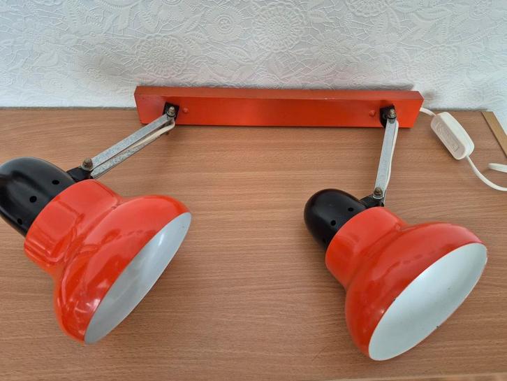 Retro vintage verstelbare wandlamp met 2 oranje spots., Antiek en Kunst, Antiek | Lampen, Ophalen of Verzenden
