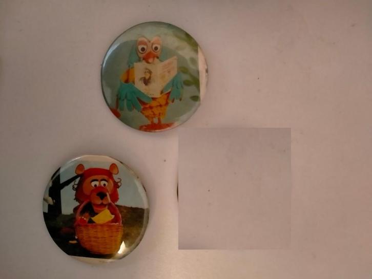 Fabeltjeskrant Ooievaar vintage button tekenfilm strip, Verzamelen, Speldjes, Pins en Buttons, Gebruikt, Ophalen of Verzenden