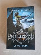 John Flanagan - De outsiders, Boeken, Ophalen of Verzenden, Gelezen, John Flanagan