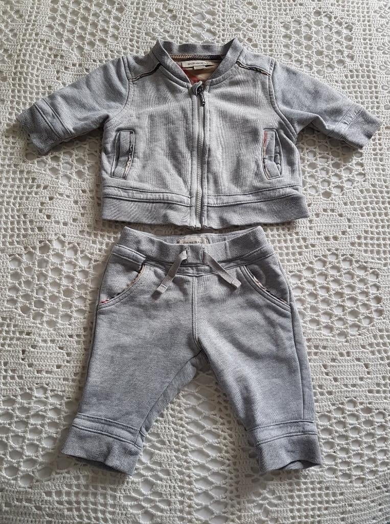 Burberry Baby pak (broek & vest) grijs 62, Kinderen en Baby's, Verzenden, Zo goed als nieuw, Jongetje of Meisje, Setje