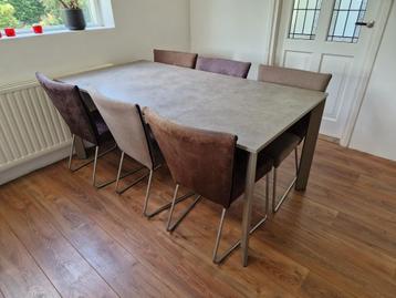 Uitschuifbare eettafel met 6 stoelen beschikbaar voor biedingen
