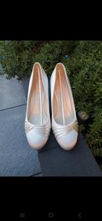 Ivoren trouwschoenen maat 40 - Zo goed als nieuw!, Ophalen of Verzenden, Zo goed als nieuw, Beige, Schoenen met hoge hakken