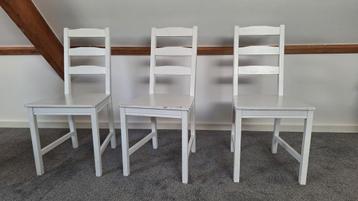 9 witte houten stoelen