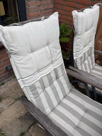 Tuinset met 4 stoelen, tafel en voetenbank beschikbaar voor biedingen