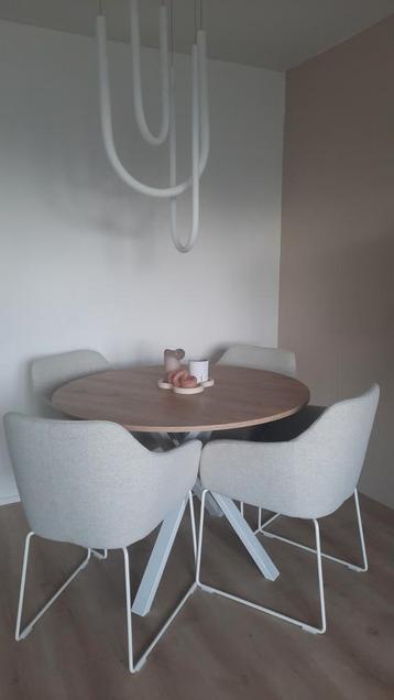 Ronde eettafel met 4 stoelen beschikbaar voor biedingen