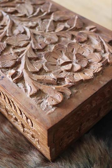 Vintage met de hand gemaakte houten kistje met houtsnijwerk beschikbaar voor biedingen
