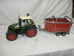 Bruder Fendt trekker met veewagen en 2 stieren, Ophalen, Zo goed als nieuw