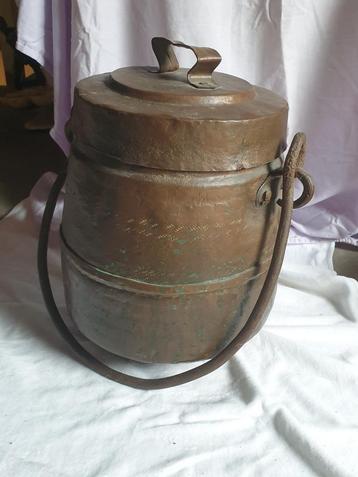 Antieke Koperen pot met Deksel beschikbaar voor biedingen