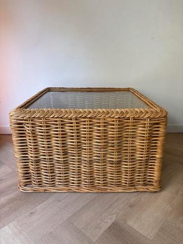 Rotan tafel met glazen blad - zware kwaliteit beschikbaar voor biedingen