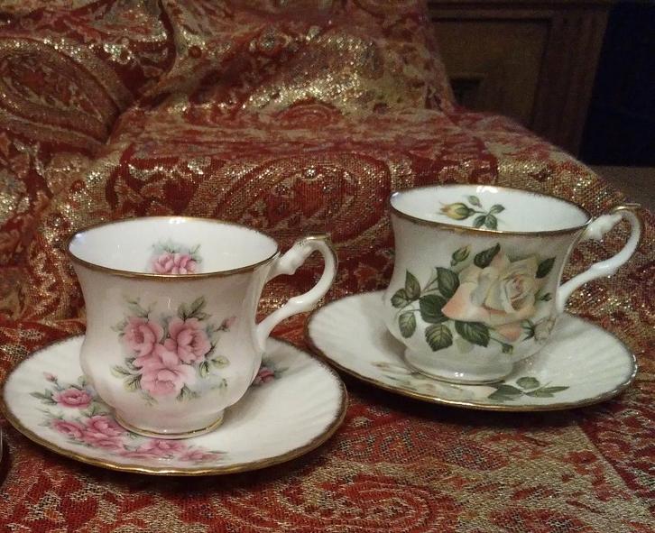 2x KOP+SCHOTEL, Queen's, fine bone china,  met roosjes, Huis en Inrichting, Keuken | Servies, Zo goed als nieuw, Kop(pen) en/of Schotel(s)