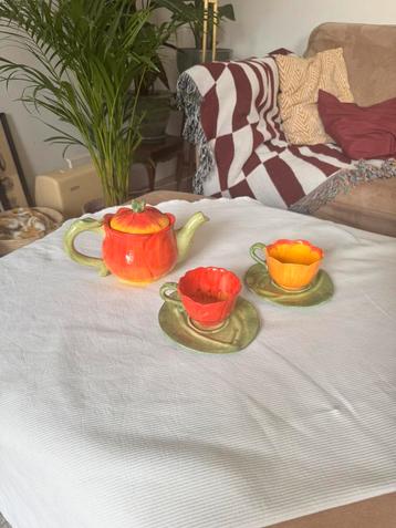 Bloemen theepot met kop en schotel set beschikbaar voor biedingen