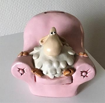 Spaarpot schaap in fauteuil beschikbaar voor biedingen
