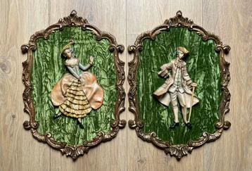 Twee Barok wandpanelen van kunststof in goudkleurige lijst beschikbaar voor biedingen