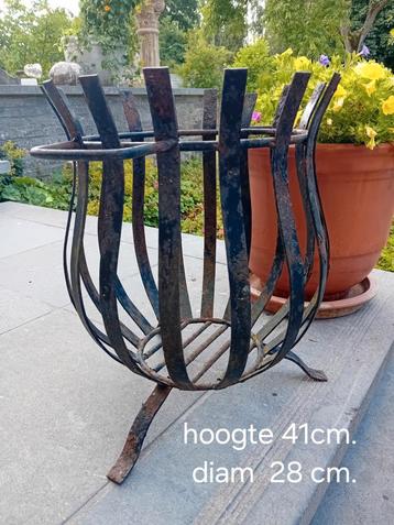 Brocante metalen vuurkorf  beschikbaar voor biedingen