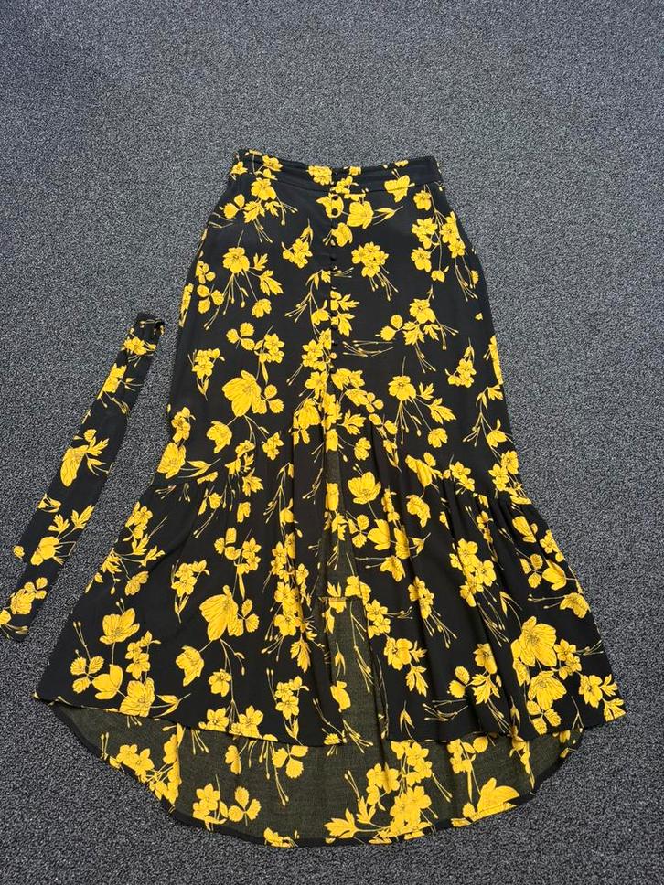 Zwarte met gele lange rok mt S 38/40 van Colourful Rebel, Kleding | Dames, Rokken, Zo goed als nieuw, Maat 38/40 (M), Zwart, Onder de knie