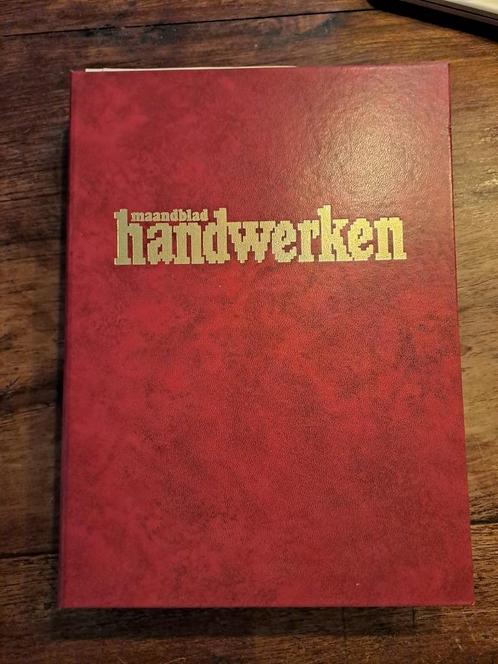 Ingebonden blad Handwerken 18 x, 1981 en 1982 incl patronen^, Hobby en Vrije tijd, Breien en Haken, Gebruikt, Patroon of Boek