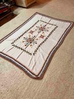 Vintage tafelkleed geborduurd met gehaakte rand 150/102, Huis en Inrichting, Tafelkleden, Gebruikt, Etten-Leur, DJT@dejuistetoon.eu