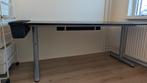 Ikea bureau 160 x 80 bruin zwart met kabel opbergers, Ophalen, In hoogte verstelbaar, Gebruikt