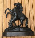 Man met Steigerend Paard zwart metalen beeld op houten voet, Antiek en Kunst, Ophalen of Verzenden