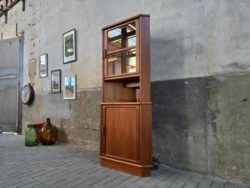 Deens Design Hoek Vitrine Kast | Hoge Teak Vitrinekast 3 beschikbaar voor biedingen