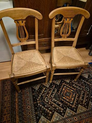 Set van 2 houten stoelen met rieten zitting beschikbaar voor biedingen
