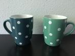2 polka dot mokken. Groene mokken met stippen., Ophalen of Verzenden, Zo goed als nieuw, Overige stijlen, Kop(pen) en/of Schotel(s)