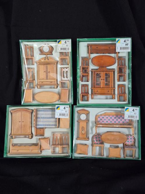 vintage houten meubeltjes. diverse setjes nieuw in doos, Verzamelen, Poppenhuizen en Toebehoren, Zo goed als nieuw, Poppenhuis