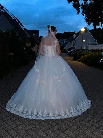 Witte Trouwjurk met Kant beschikbaar voor biedingen