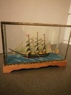 PRACHTIGE MINIATUUR BOOTJES IN VITRINE 23X15X7 CM TOPSTAAT, Schaalmodel, Verzenden, Zeilboot, Zo goed als nieuw