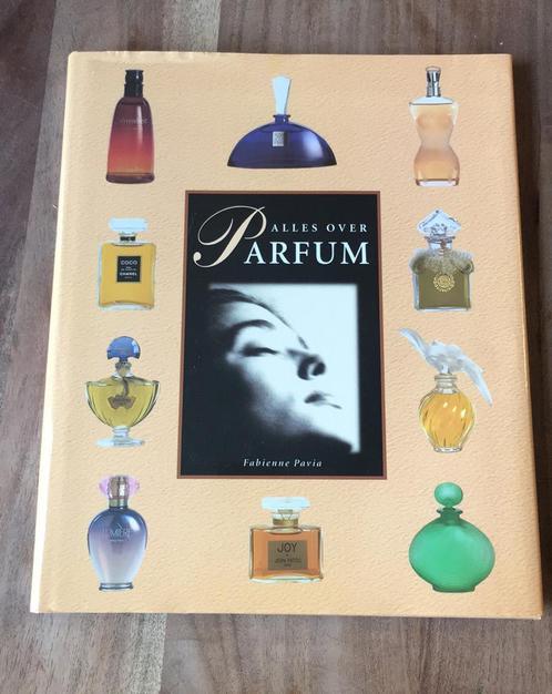 Prachtig Boek “alles over parfum”, Verzamelen, Parfumverzamelingen, Gebruikt, Overige typen, Ophalen of Verzenden