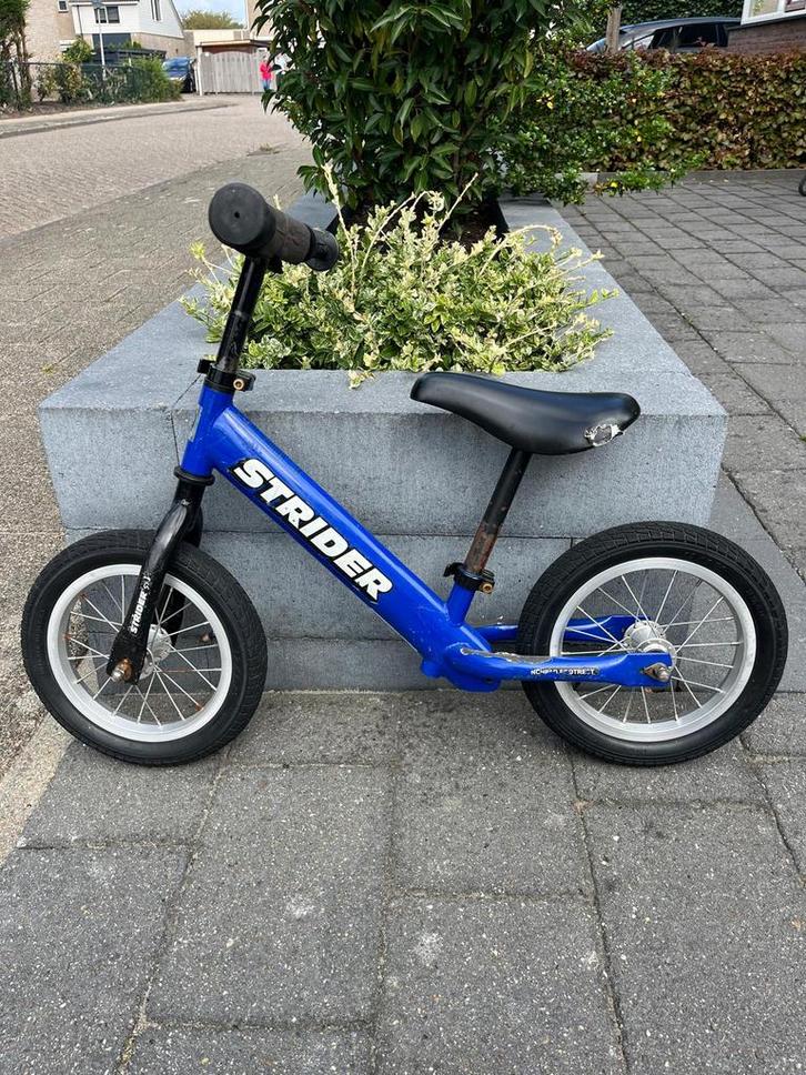 Strider loopfiets blauw met nieuwe banden/velgen, Kinderen en Baby's, Speelgoed | Buiten | Voertuigen en Loopfietsen, Loopfiets