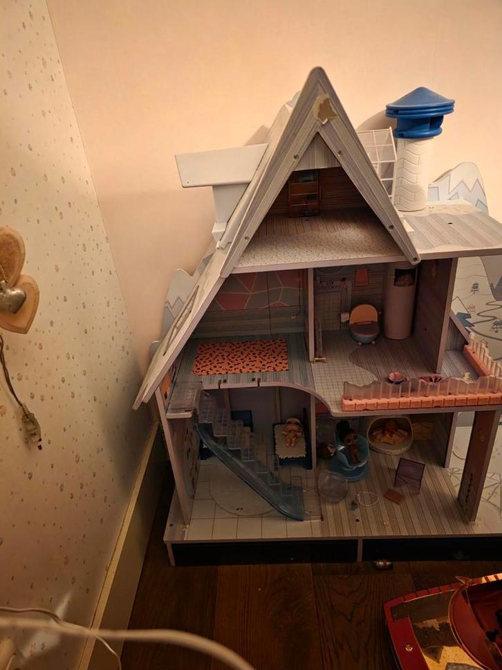 L.o.l Winterchalet, Kinderen en Baby's, Speelgoed | Poppenhuizen, Gebruikt, Poppenhuis, Ophalen of Verzenden