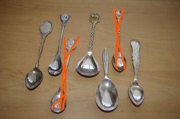 Vijf verschillende theelepels en suikerschepje beschikbaar voor biedingen