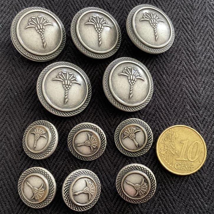 K032 Zilverkleurig Metalen Knoop Wapen JOOP! 5 GR en 6 KL, Hobby en Vrije tijd, Naaien en Fournituren, Zo goed als nieuw, Knoop of Knopen