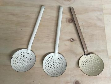Schuimspaan lepel emaille retro vintage wit creme  beschikbaar voor biedingen