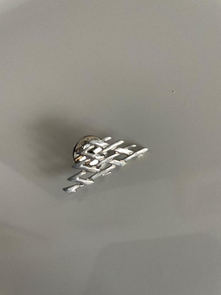 Mooie strakke scandinavisch design stijl pin / broche, Sieraden, Tassen en Uiterlijk, Broches, Zo goed als nieuw, Overige materialen