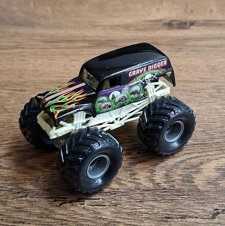 Hot Wheels MonsterJam GRAVE DIGGER 20th anv. small wheels, Hobby en Vrije tijd, Modelauto's | Overige schalen, Zo goed als nieuw
