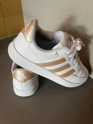Adidas Sneakers Wit/Goud Maat 38 beschikbaar voor biedingen