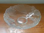 Schaal, glas, met druiventrossen en aardbeien., Ophalen of Verzenden, Zo goed als nieuw, Glas, Schaal of Schalen