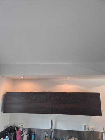 Hangende kasten 190cm breed met spotjes beschikbaar voor biedingen