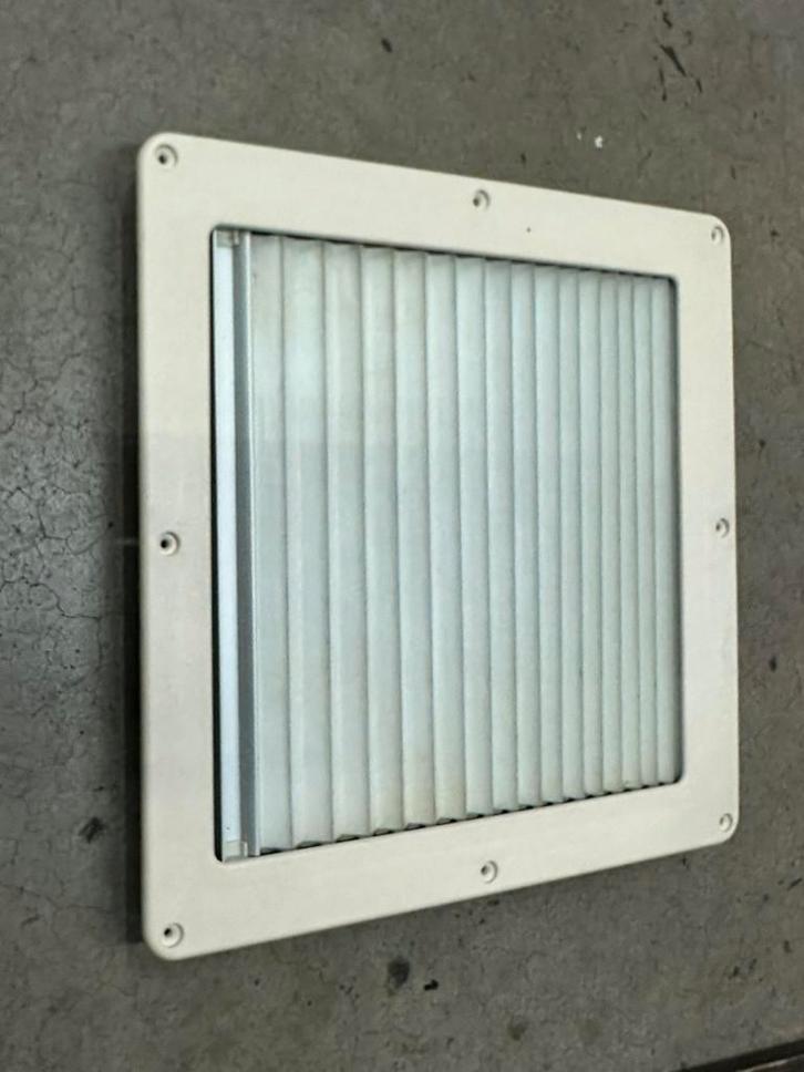 2 Remis 40x40 dakluiken met schade, verduistering aanwezig, Caravans en Kamperen, Caravan accessoires, Gebruikt, Ophalen of Verzenden