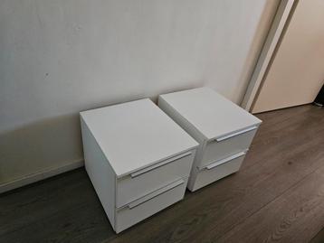 Mooie witte set nachtkastje met laden