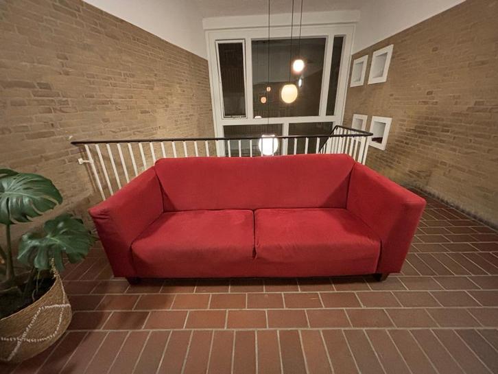 Gratis grote stevige rode nette bank :-), Huis en Inrichting, Banken | Bankstellen, Gebruikt, Rechte bank, Driepersoons, 200 tot 250 cm