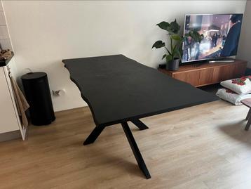 Prachtige zwarte eettafel met visgraat motief